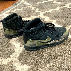 Boys size 2 camo Nike